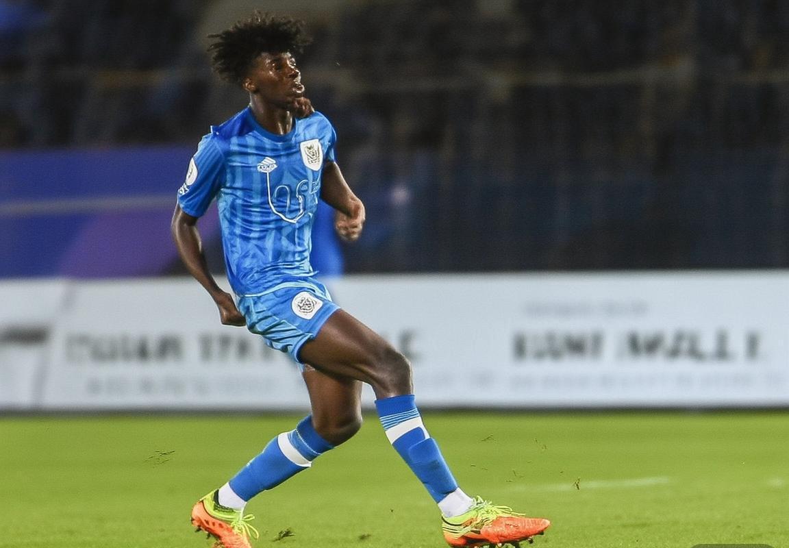 曼联英超失利十人应战遭逆转，年轻球员外租与防守稳定性问题凸显，青训体系需调整